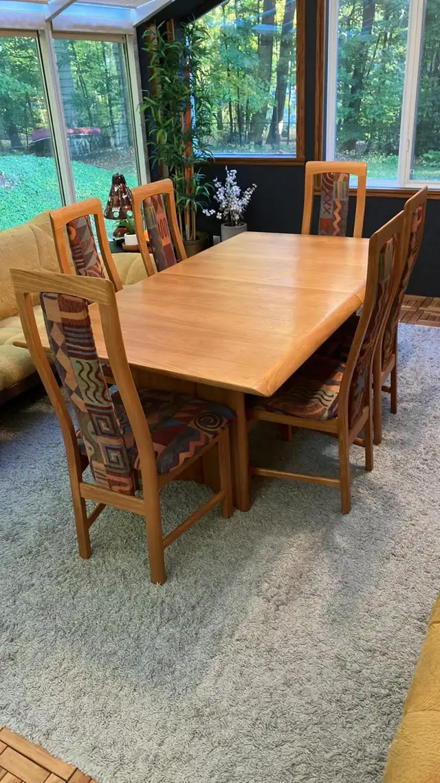 Mid century TEAK TECK. Dining room set. TRÈS GRANDE table. Chais