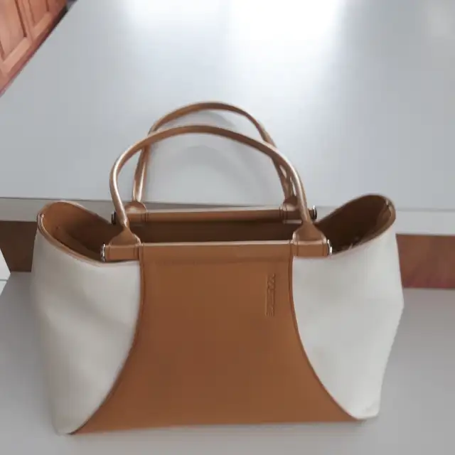 BEAU SAC À MAIN NEUF MAXIME CUIR BEIGE BLANC 9'HAUx13'LAR $20.00