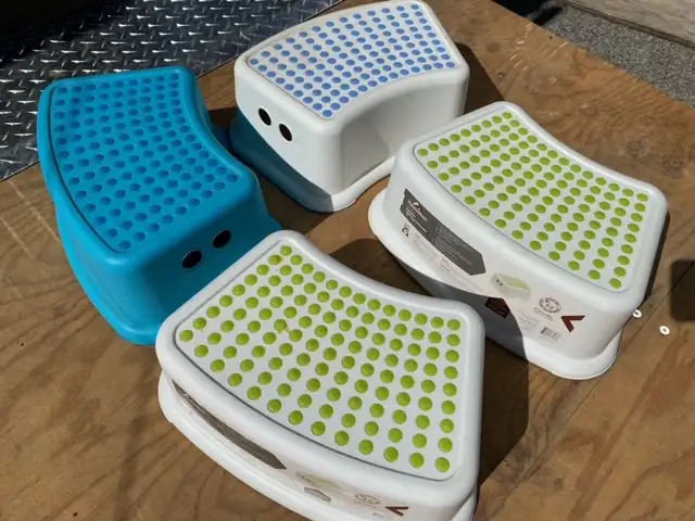 CHILDREN’S STEP STOOLS
