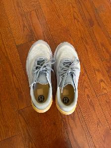 Lululamon woman shoes size 8.5 - Photo 2