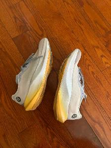 Lululamon woman shoes size 8.5 - Photo 3