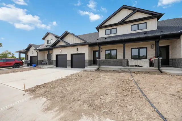 3-bedroom 4-bathroom townhome in Corunna for rent!