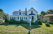 Bright 2-Bed Duplex Apartment with Sunroom  Utilities Included