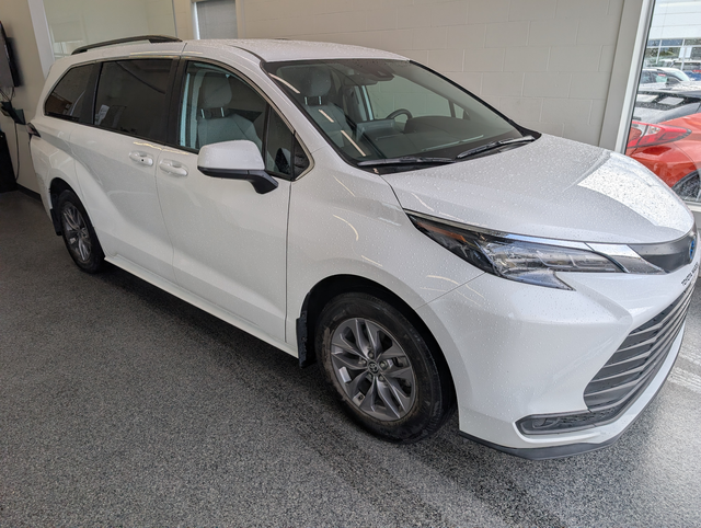 2024 Toyota Sienna LE 8 PASSAGERS