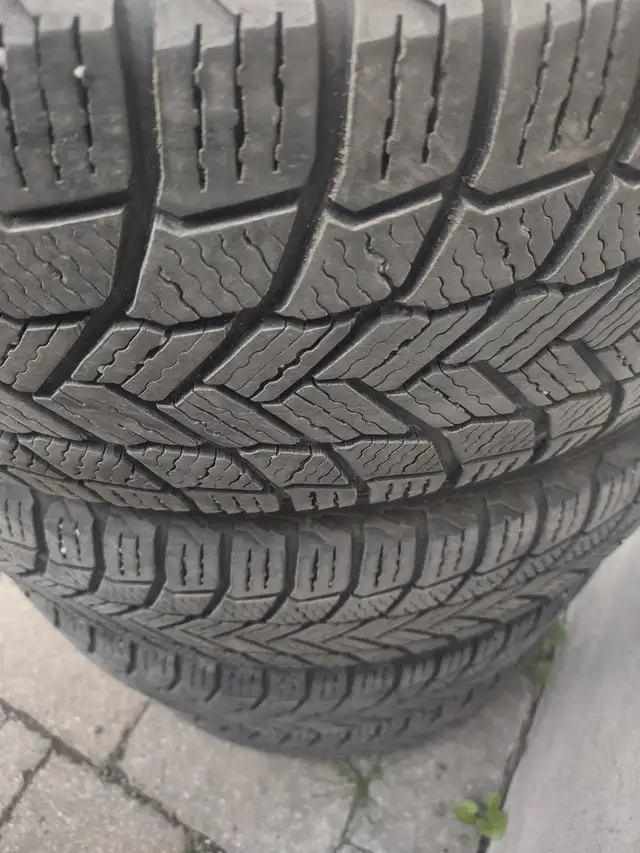 225-65R17x4 pneus hiver Michelin X-Ice Snow. Excellent état.