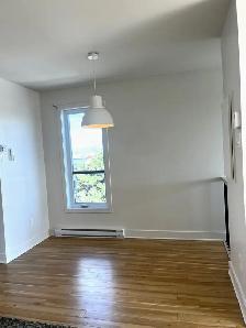 LOGEMENT 3 ½ AVEC BALCON   STATIONNEMENT À LOUER - Photo 4