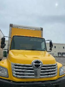 2010 Hino 268 - Photo 2