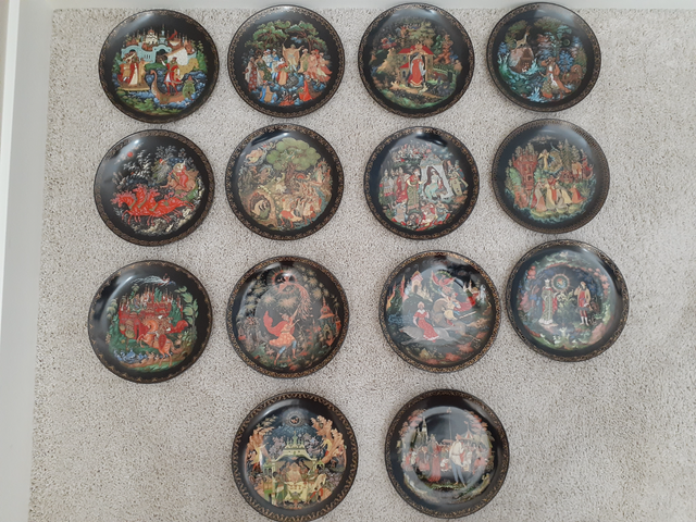 Set of 14  Vintage Collektor Plates.