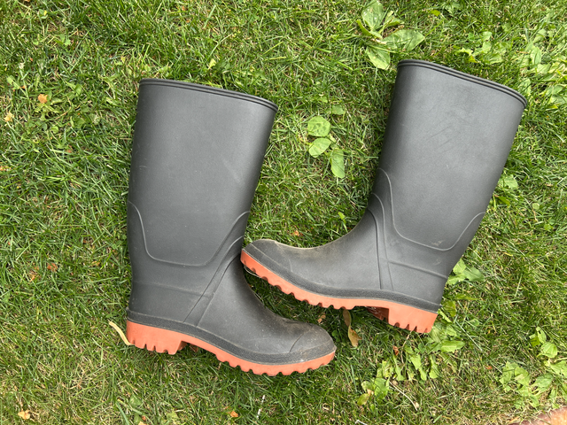 ONE PAIR LIKE NEW SZ. 7 RUBBER BOOTS