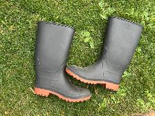 ONE PAIR LIKE NEW SZ. 7 RUBBER BOOTS