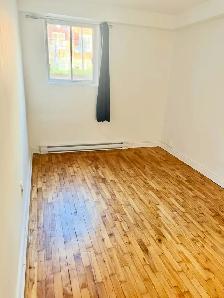 MAGNIFIQUE GRAND 3 ½ SEMI-MEUBLÉ RÉNOVÉ À LOUER - Photo 2