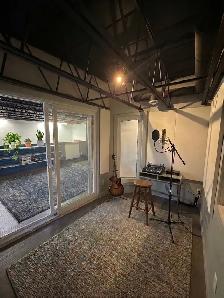 Suite 134-105 – Loft-Style Creative Studio with Private Room - Photo 2