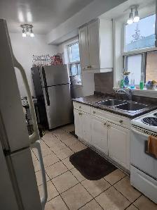 Nice furnished room, utilities internet incl, Wilson & Bathurst - Photo 6