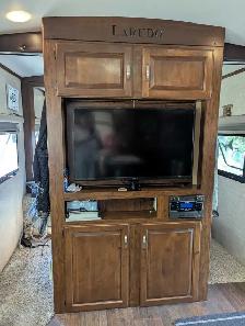 Travel trailer - Photo 2