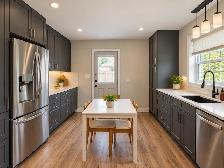 Pet-Friendly 3 Bedroom, 2 Bath with detached garage - Photo 6
