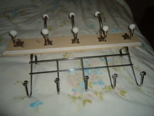 WALL MOUNTED CLOTHES HANGER