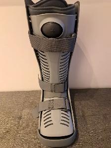 BOTTE DE MARCHE ORTHOPÉDIQUE. B