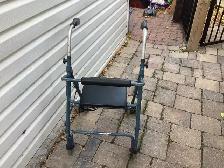 walker with brakes - Photo 2