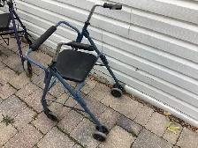 walker with brakes - Photo 3