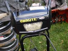 BRUTE  27inch gas Snowblower 2 Stage - Photo 3