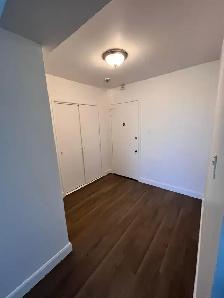 4 1/2 metro SnowdonHot Water & Heating INCLUDED - Photo 4