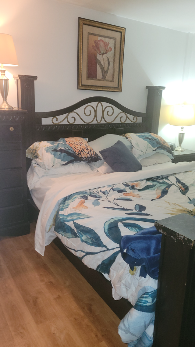 Mobilier de chambre à coucher King fini noyer et marbre