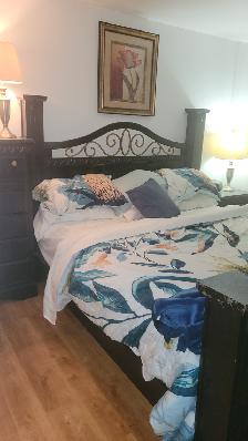 Mobilier de chambre à coucher King fini noyer et marbre
