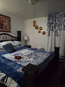 Mobilier de chambre à coucher King fini noyer et marbre - Photo 2