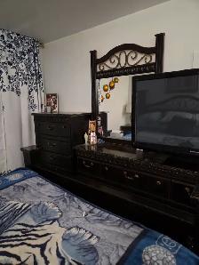 Mobilier de chambre à coucher King fini noyer et marbre - Photo 3