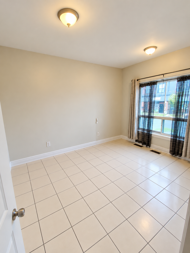 SPACIOUS 800 SQ FT 1-BEDROOM – PARKING, HEAT & LAUNDRY INCLUDED
