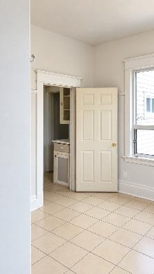 SPACIOUS 800 SQ FT 1-BEDROOM – PARKING, HEAT & LAUNDRY INCLUDED - Photo 4