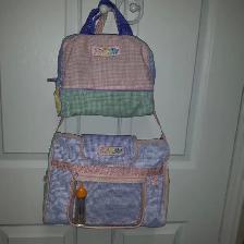 2SACS NEUFS ENFANTS:GRAND 9'HAUx12'LAR PETIT 8'HAUx7'LAR$5.00CHA