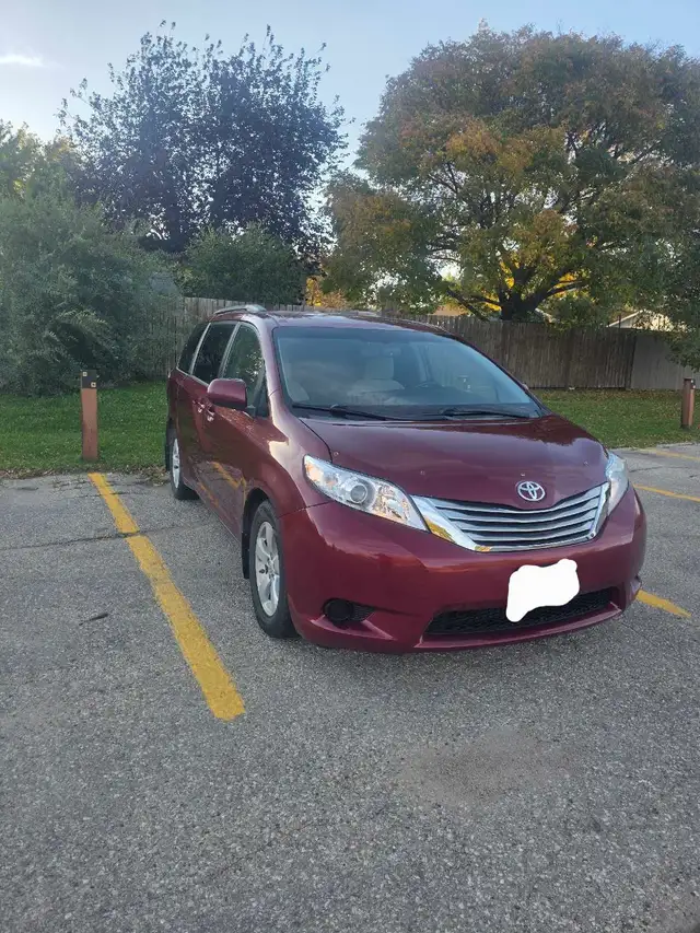 2015 Toyota Sienna LE SAFETIED