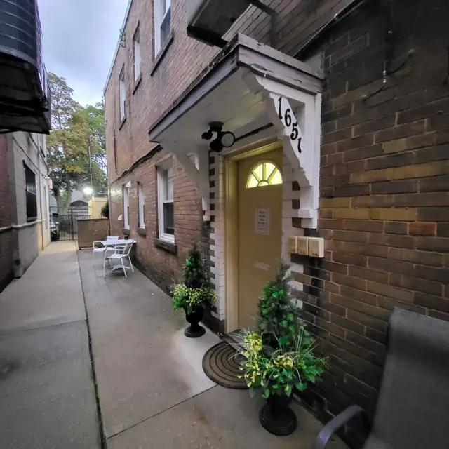 SPACIOUS & BEAUTIFULLY MAINTIANED 2- BEDROOM APARTMENT IN LEASID