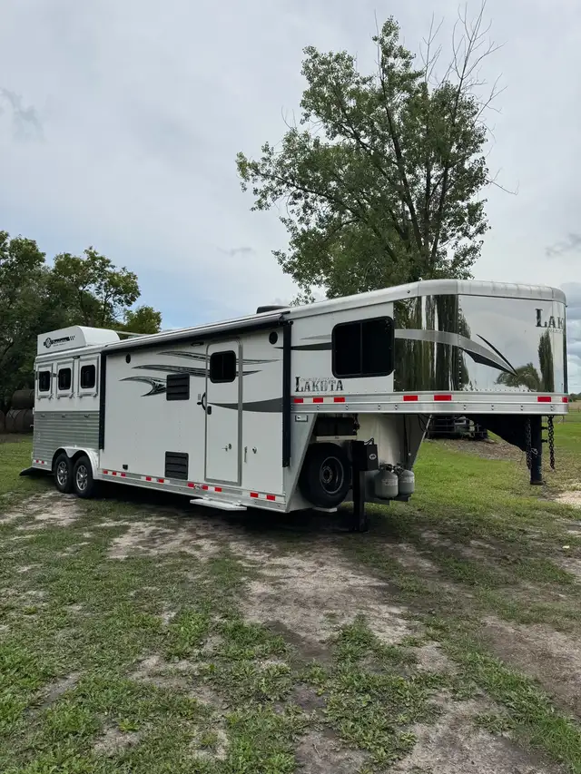 Lakota Living Quarters Horse Trailer