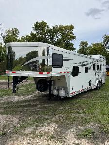 Lakota Living Quarters Horse Trailer - Photo 2