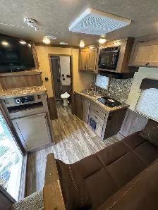 Lakota Living Quarters Horse Trailer - Photo 8