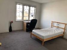 Bright, Clean & Spacious Room for Rent – Available October - Photo 2