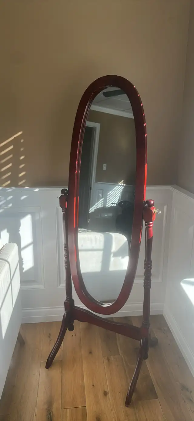 Swivel standing mirror