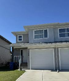 ⭐ONE MONTH FREE⭐ Duplex in Blackfalds with GARAGE and PET FRIEND