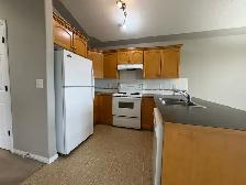 Spacious 2 Bed Apt with Covered Parking - Small Pet Friendly! - Photo 3