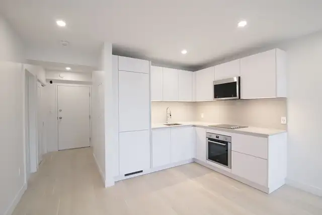 renovated 2-bed apartment, Cote-Saint-Luc, Nov 1 - ID 4764
