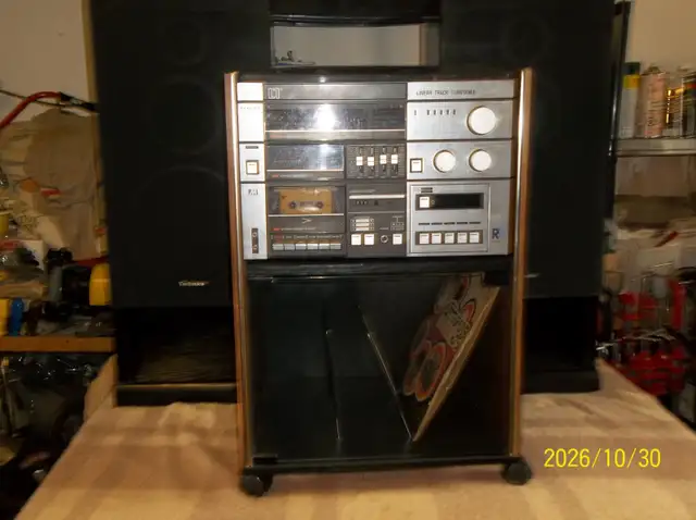 High End Lloyd's Stereo Linear Turn Table Has Cassett and Am FM