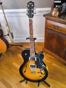 Guitare électrique Yamaha modèle AE500, droitier