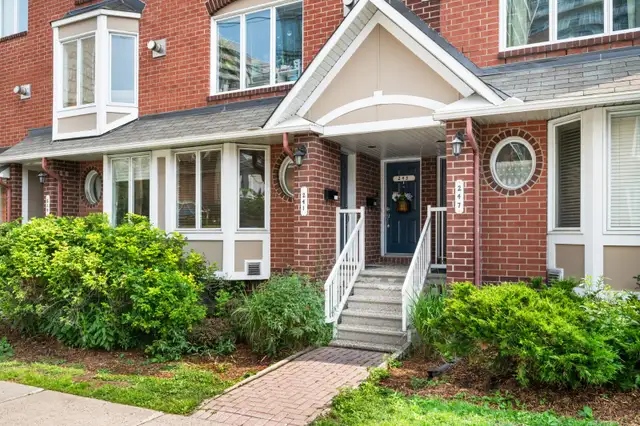 Spacious 2 Level , 2 Bedroom Stacked Townhome - West Centretown
