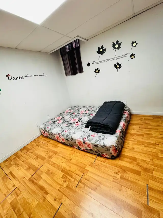 2 room available for girls