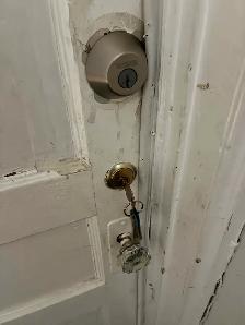 Entry door lock replacement  same day service 514-754-6397 - Photo 2