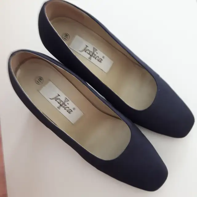 SOULIERS JESSICA BLEU MARIN GR 6.5 FEMME TALONS 2.5 HAUT: $10.00