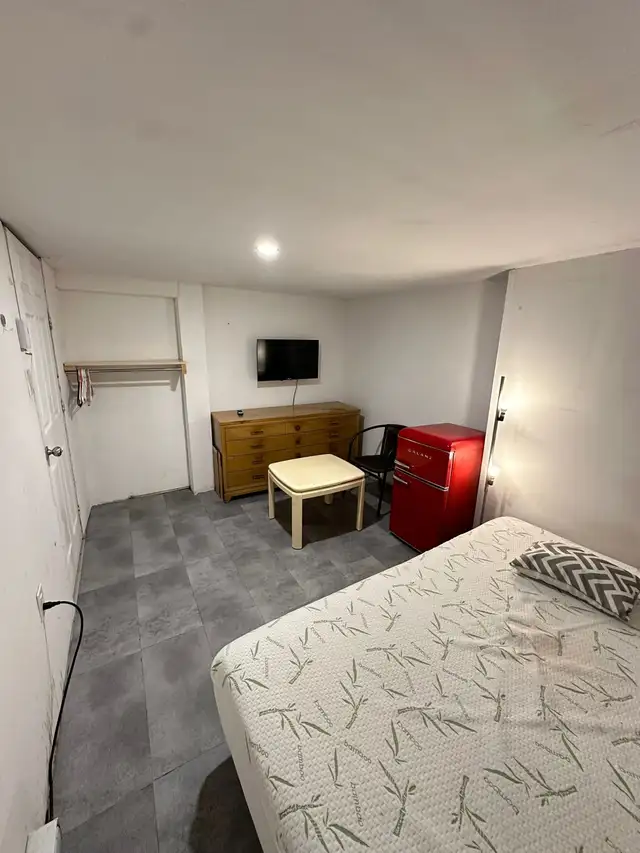 Laval chambre a louer/ room for rent