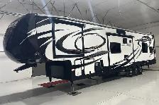 2014 Heartland RV Cyclone 3800 – Pre-Owned Toy Hauler 5th Wheel. - Photo 6